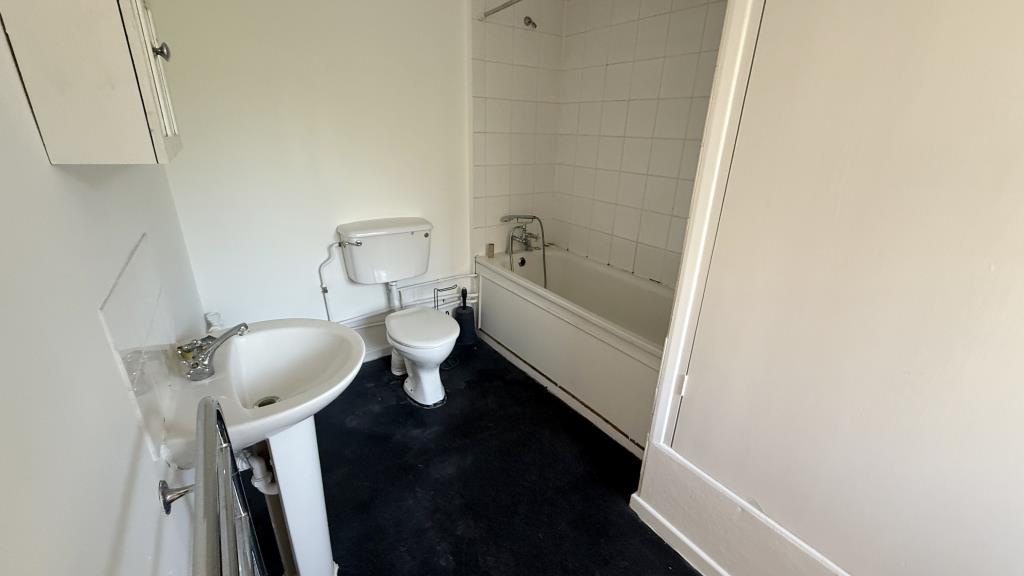 Lot: 142 - VACANT FLAT FOR INVESTMENT OR OWNER OCCUPATION - Internal image of bathroom from hallway